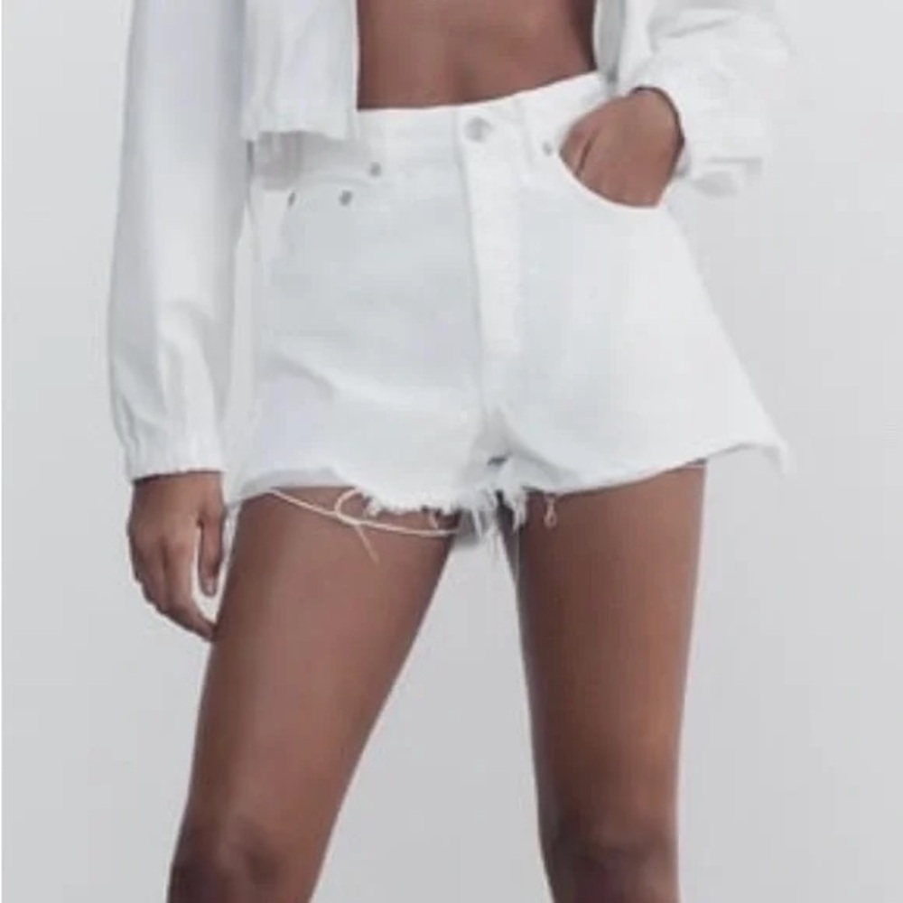 Zara White Frayed Hem Women Shorts - Picture 1 of 4
